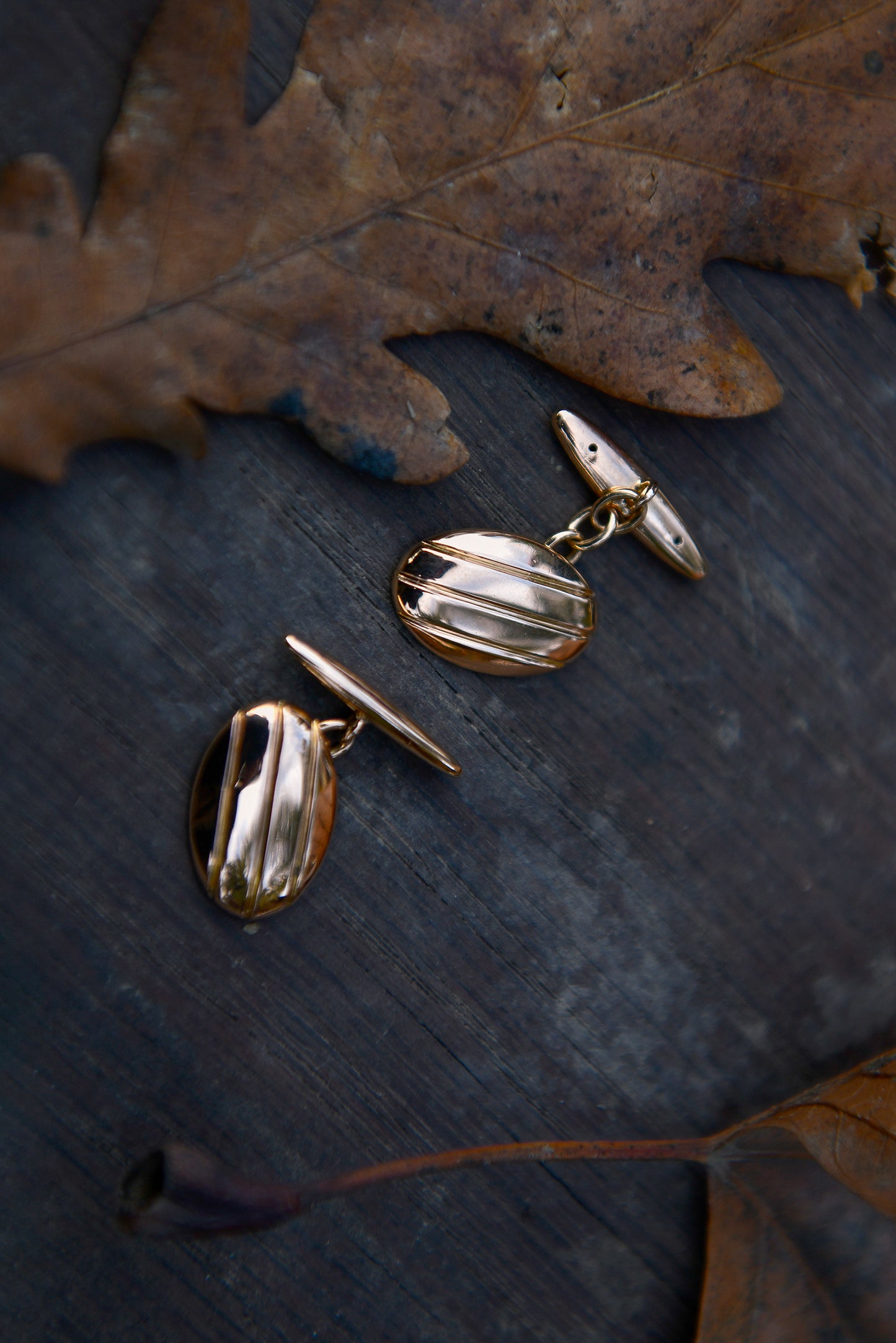 Colleras inglesas diseño ovalado con líneas rectas, hechas a mano de oro miel.