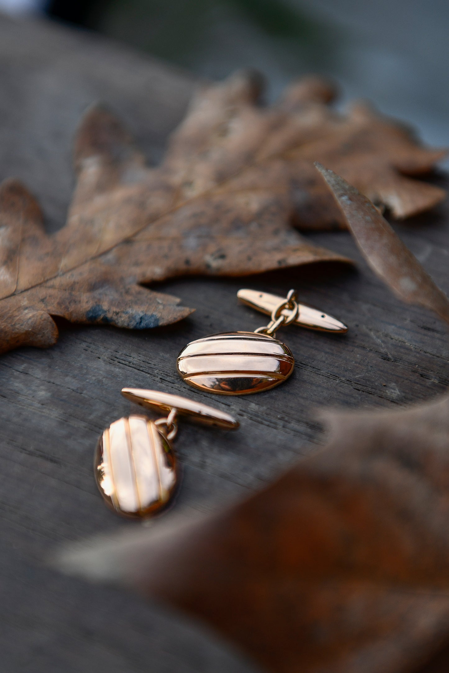 Colleras inglesas diseño ovalado con líneas rectas, hechas a mano de oro miel.