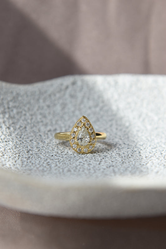 Anillo hecho a mano, halo diseño pera, oro amarillo 18k, y diamantes