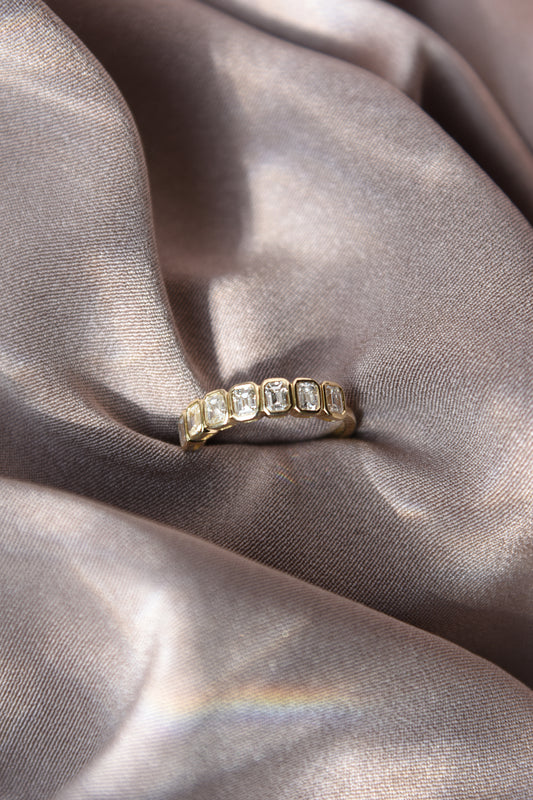 Anillo medio cintillo, oro amarillo y brillantes