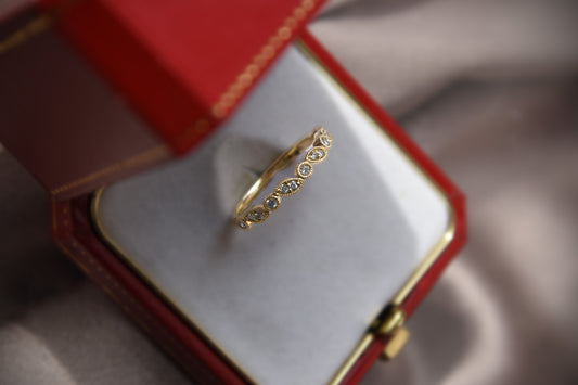 Anillo medio cintillo, oro amarillo y brillantes