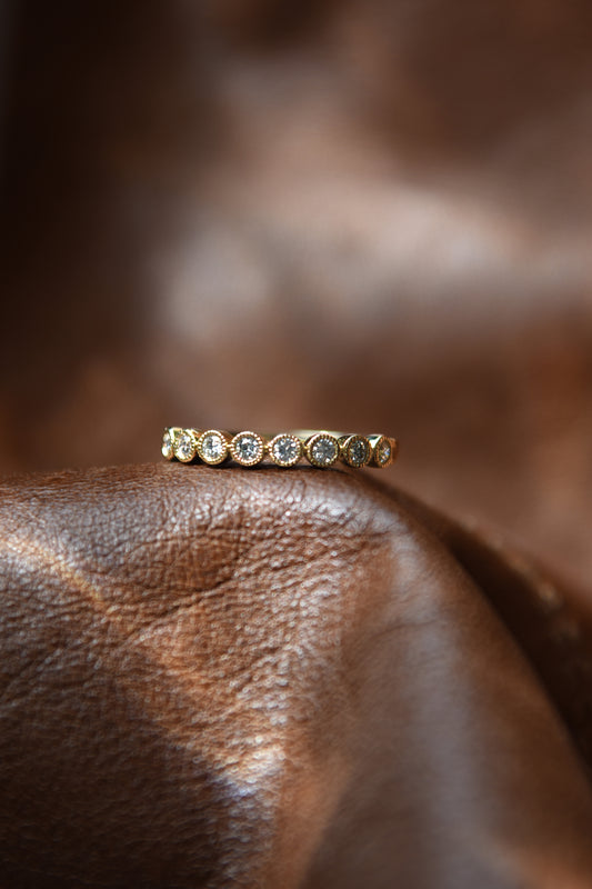 Anillo medio cintillo, oro amarillo y brillantes