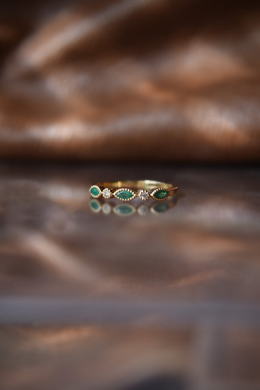 Anillo medio cintillo, oro amarillo, esmeralda y brillantes