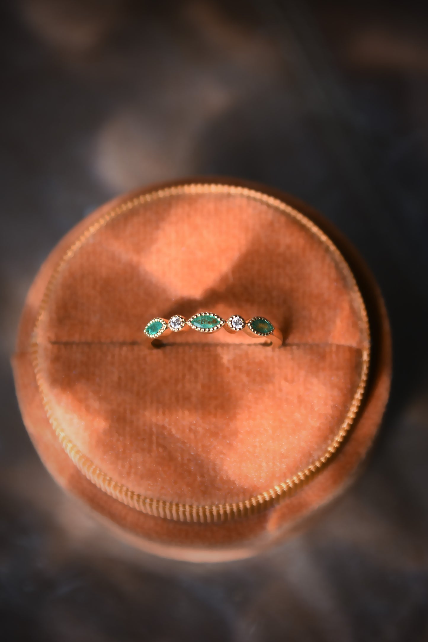 Anillo medio cintillo, oro amarillo, esmeralda y brillantes