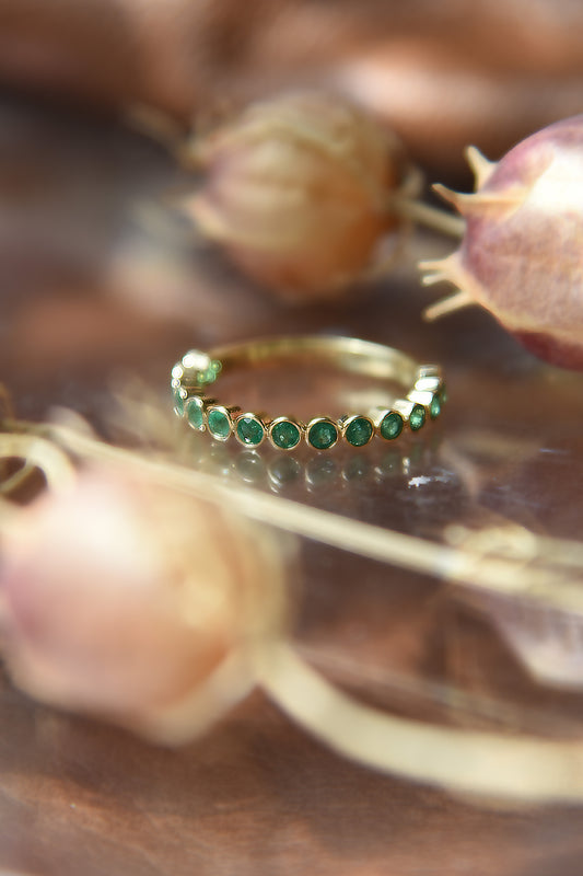 Anillo medio cintillo, oro amarillo y esmeraldas