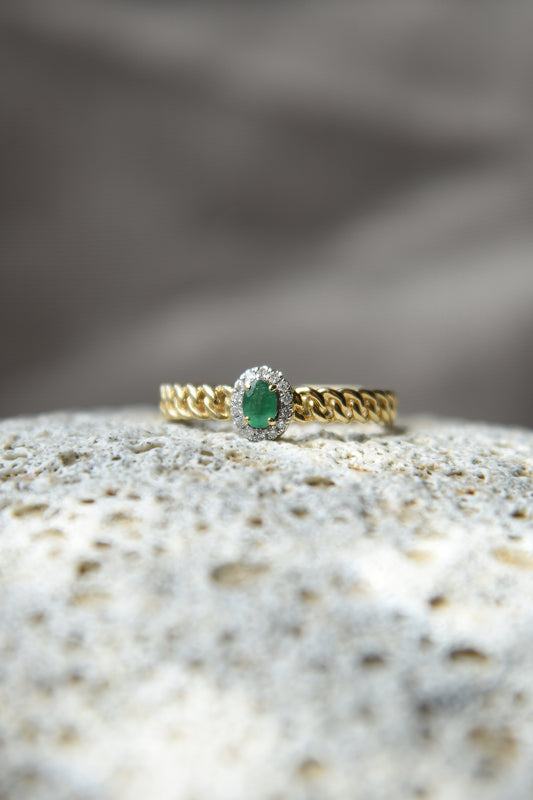 Anillo solitario halo, oro amarillo, esmeralda y brillantes