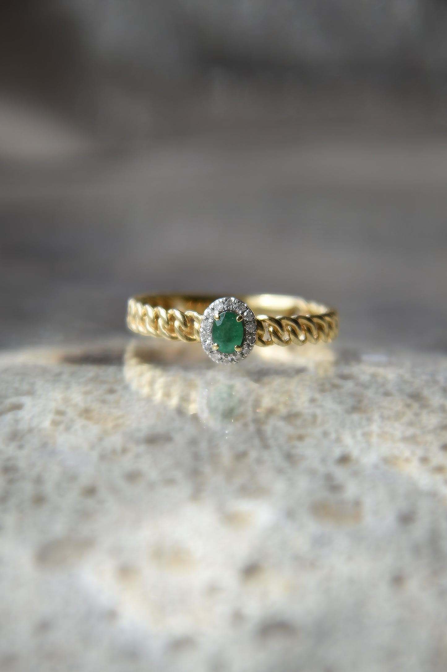 Anillo solitario halo, oro amarillo, esmeralda y brillantes