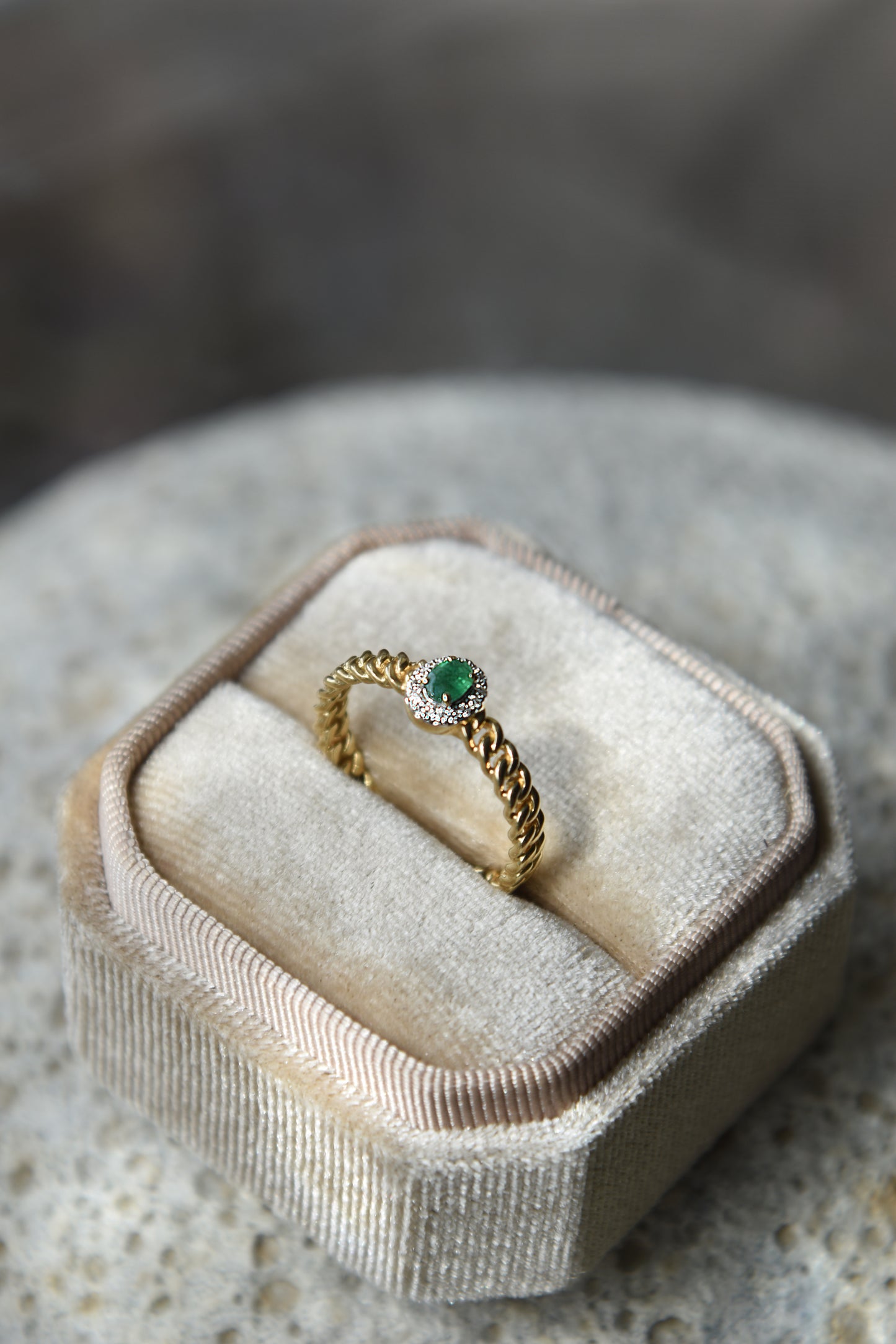 Anillo solitario halo, oro amarillo, esmeralda y brillantes