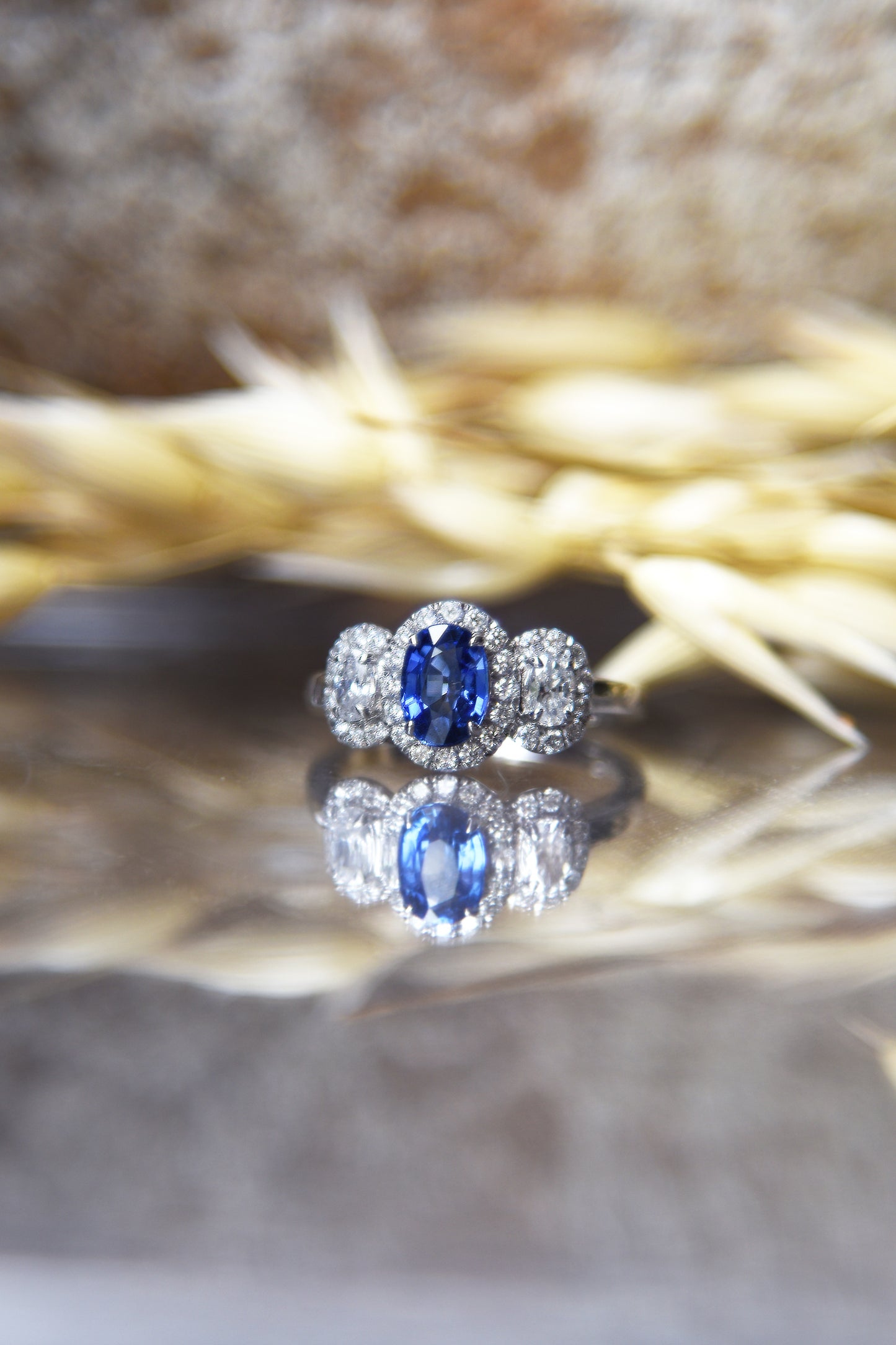 Anillo triple halo, oro blanco, zafiro y brillantes