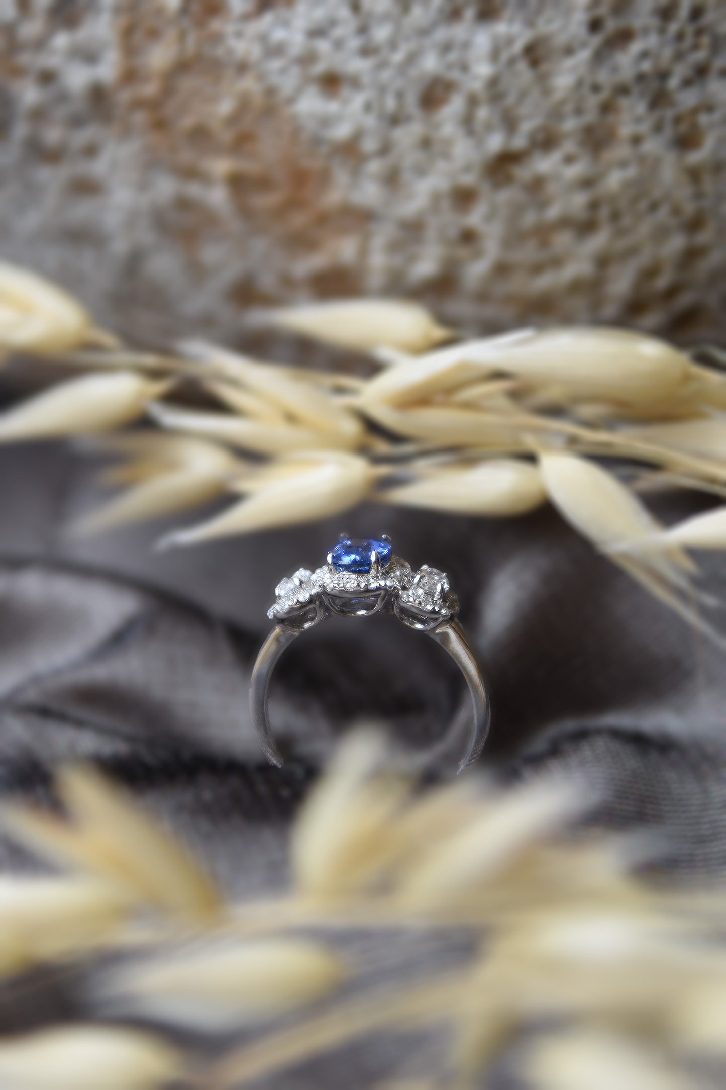 Anillo triple halo, oro blanco, zafiro y brillantes