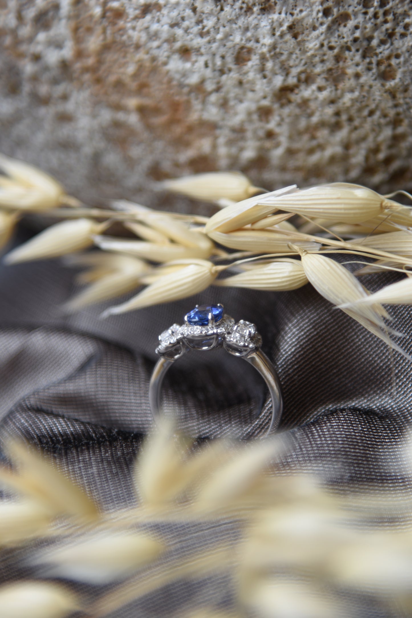 Anillo triple halo, oro blanco, zafiro y brillantes