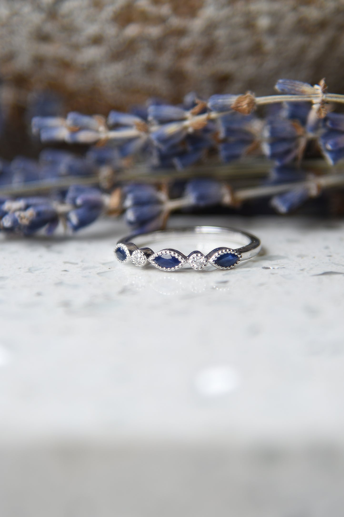 Anillo medio cintillo, oro blanco con baño de rodio, zafiro y brillantes