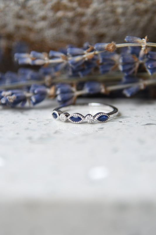 Anillo medio cintillo, oro blanco con baño de rodio, zafiro y brillantes