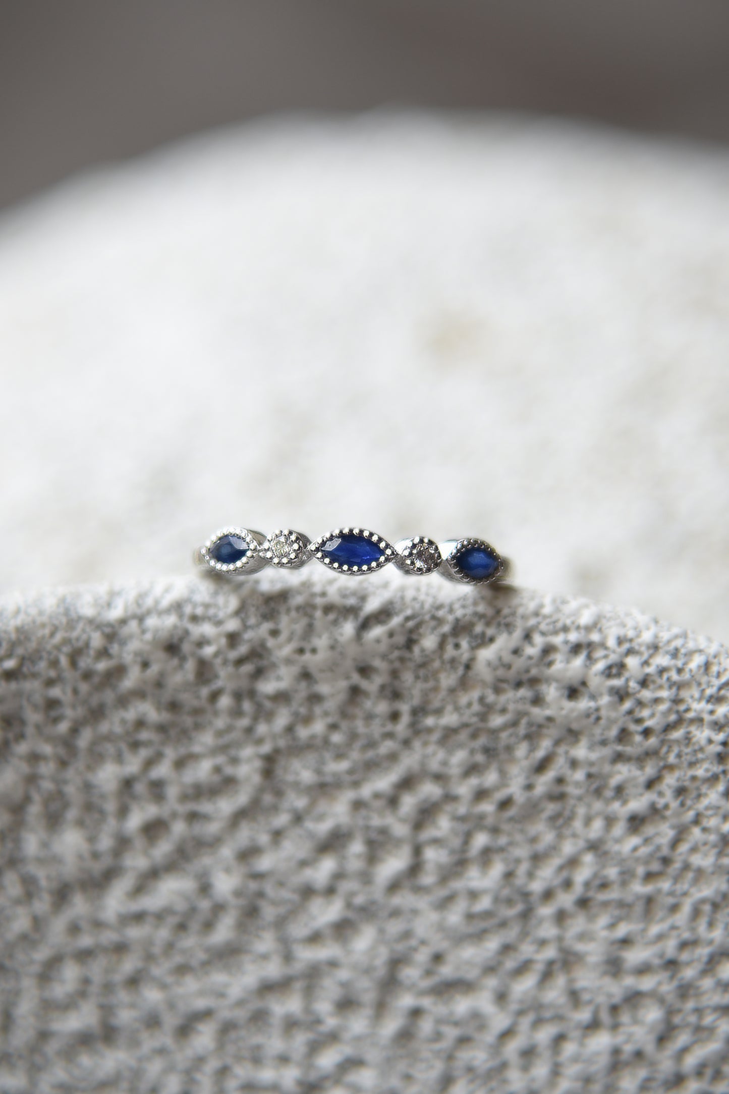 Anillo medio cintillo, oro blanco con baño de rodio, zafiro y brillantes