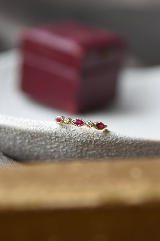 Anillo medio cintillo, oro blanco con baño de rodio, rubíes y brillantes