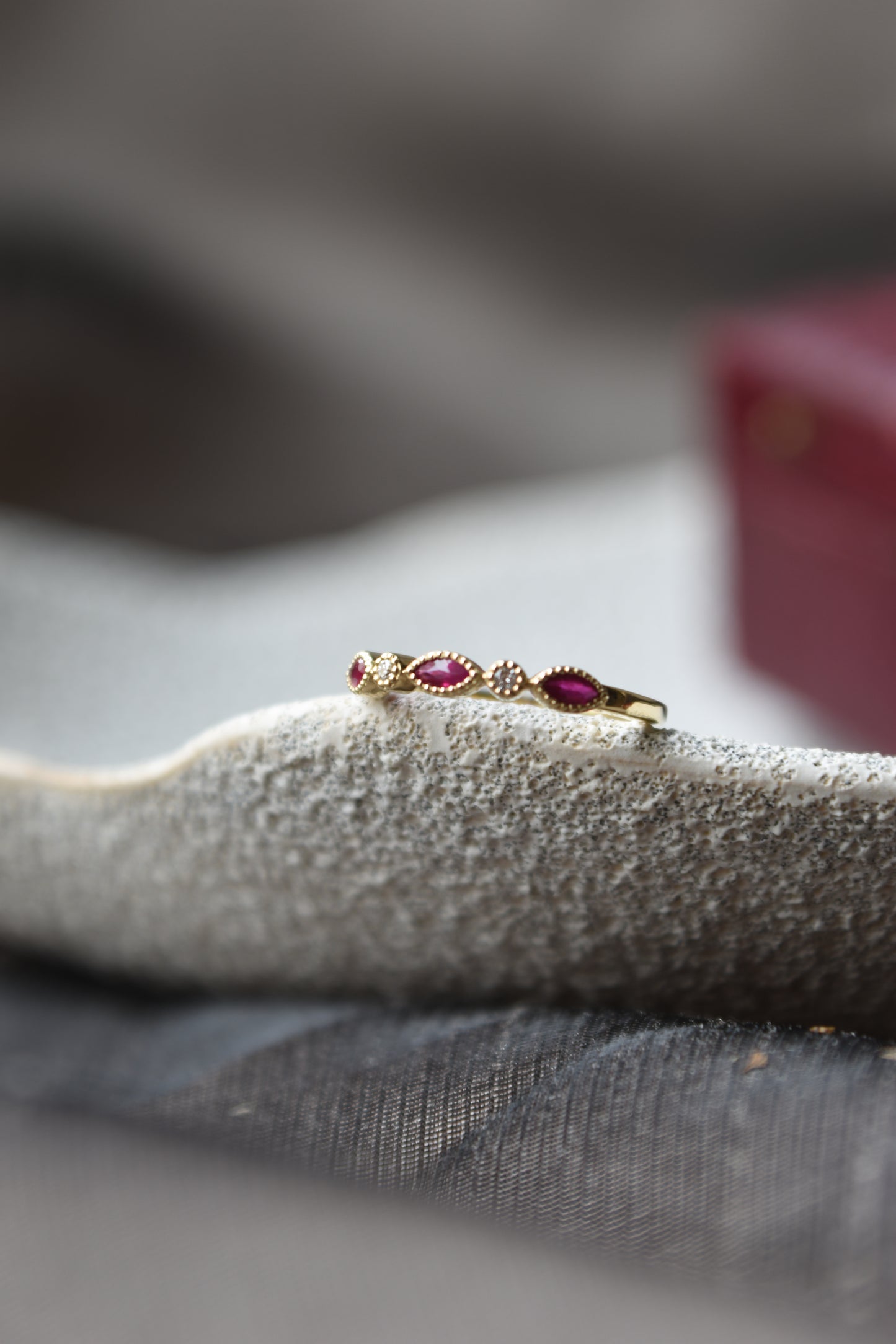 Anillo medio cintillo, oro blanco con baño de rodio, rubíes y brillantes