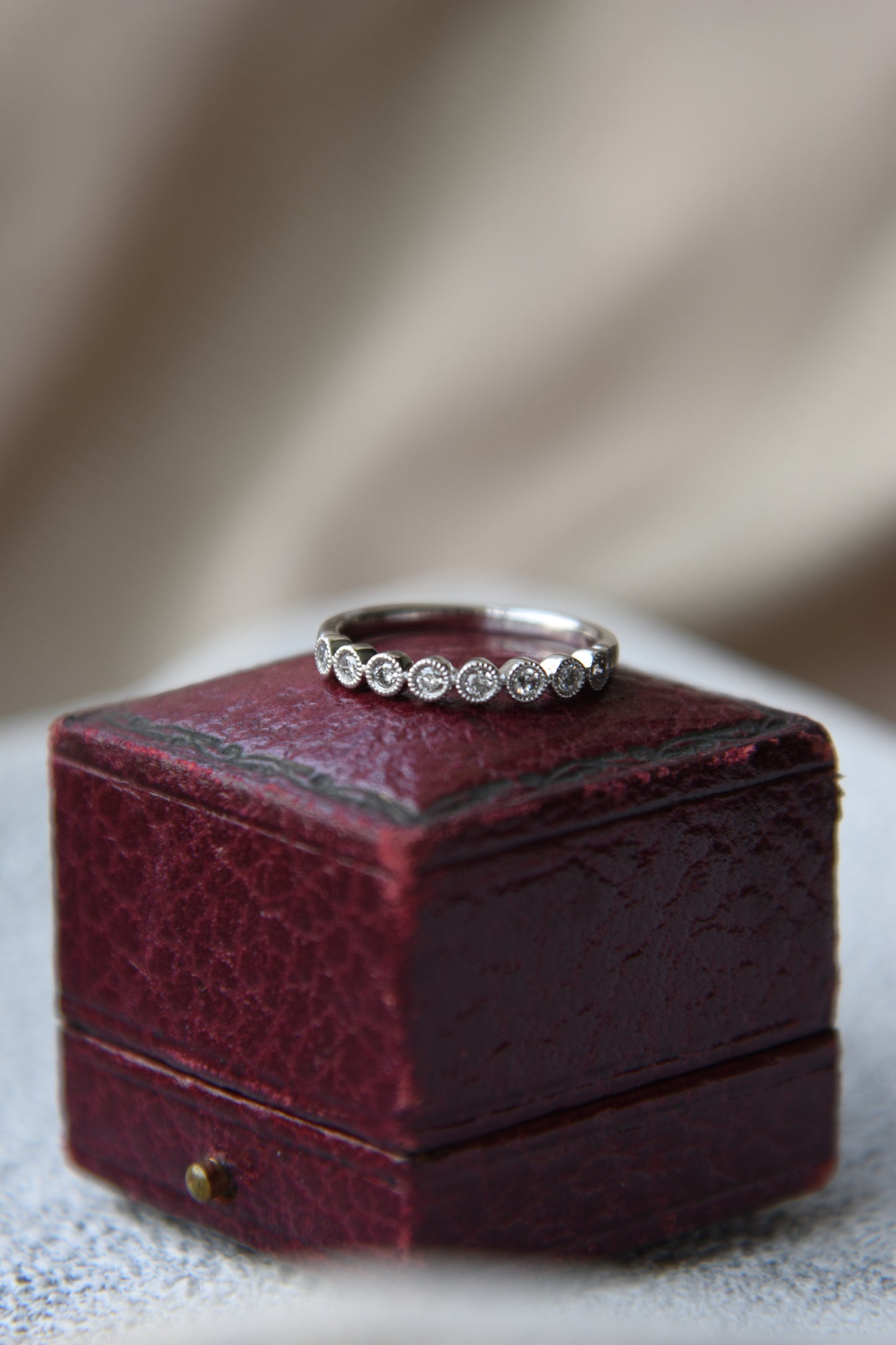 Anillo medio cintillo, oro blanco con baño de rodio y brillantes