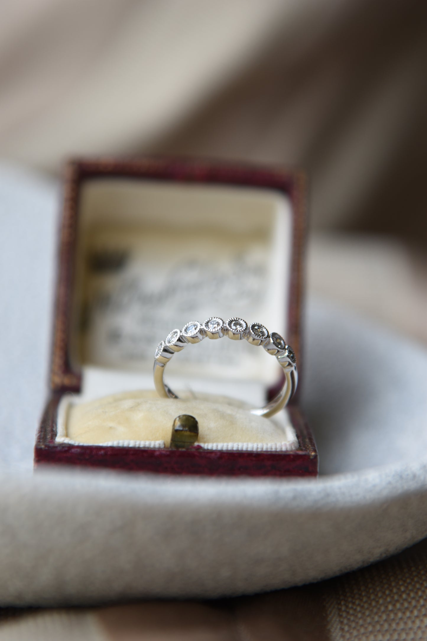 Anillo medio cintillo, oro blanco con baño de rodio y brillantes