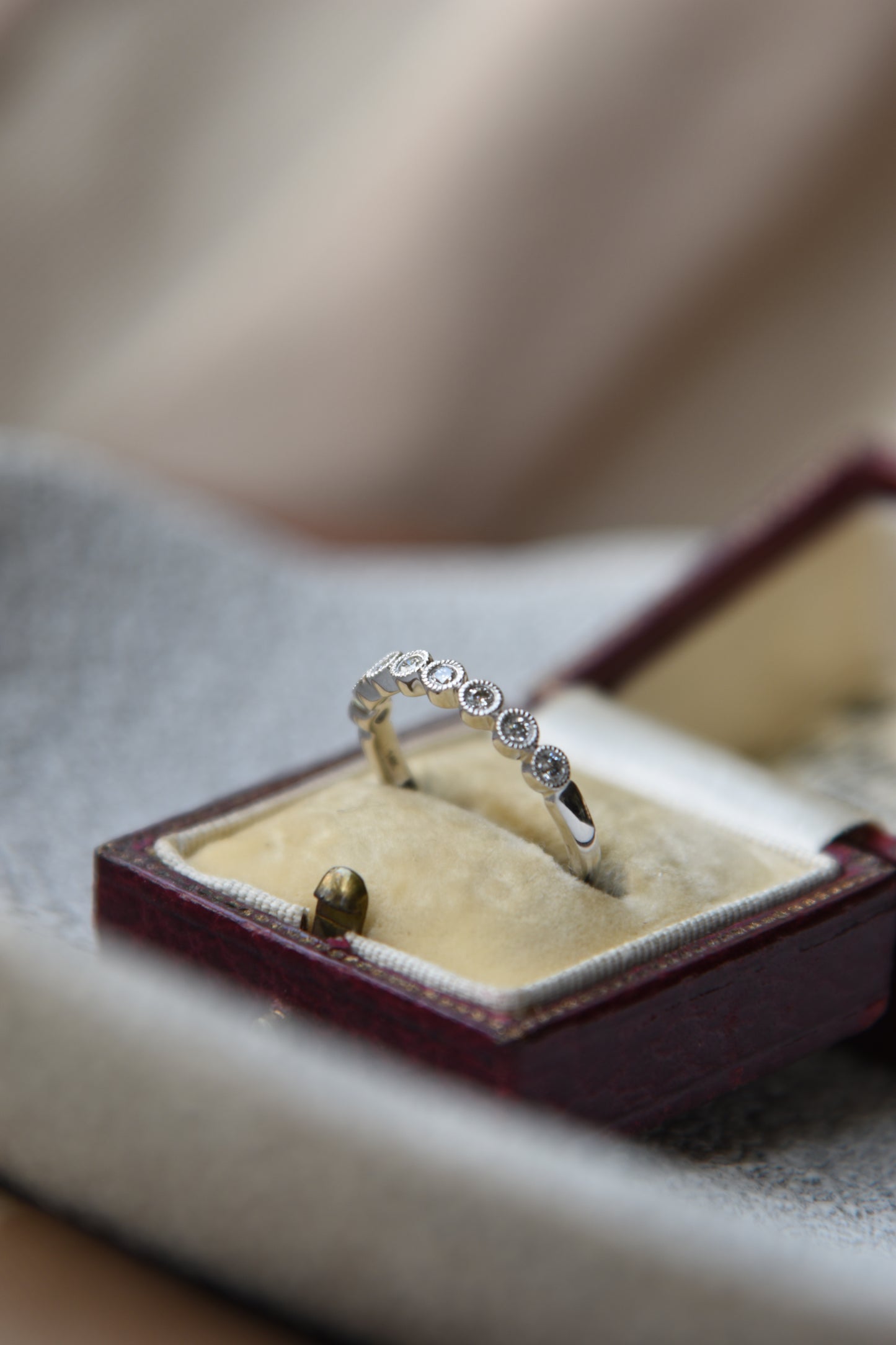 Anillo medio cintillo, oro blanco con baño de rodio y brillantes