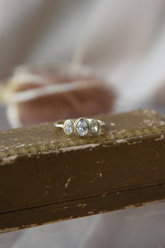 Anillo modelo tricillo oval, oro amarillo y diamantes