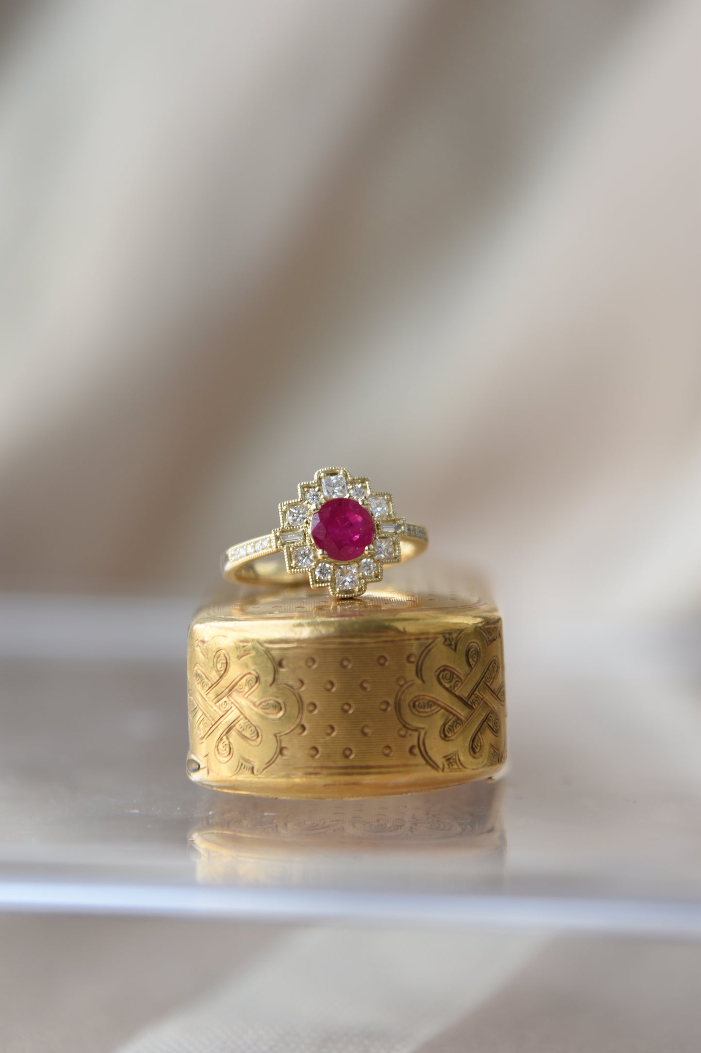 Anillo a pedido, hecho a mano, oro amarillo, rubí y brillantes