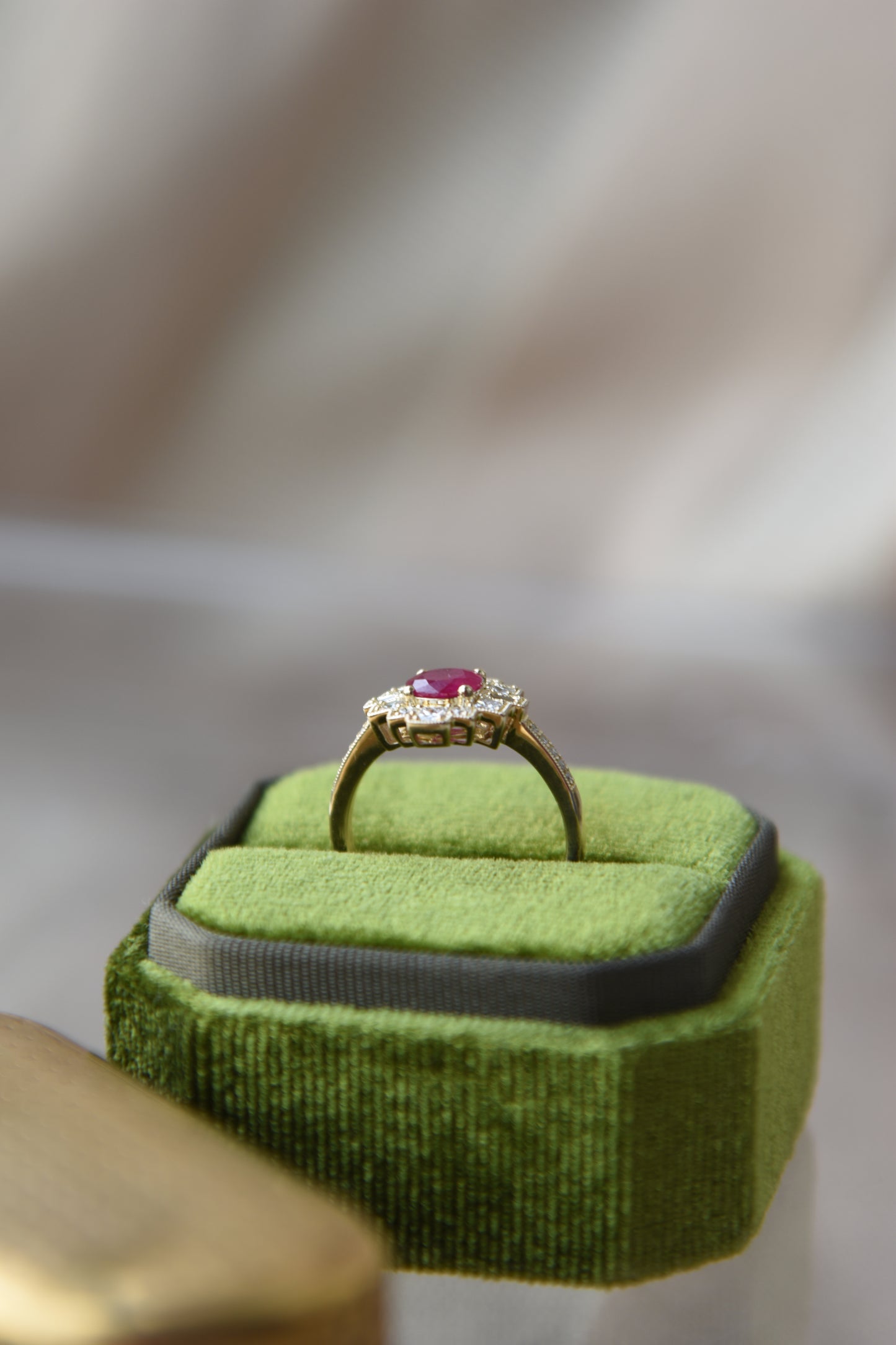 Anillo a pedido, hecho a mano, oro amarillo, rubí y brillantes