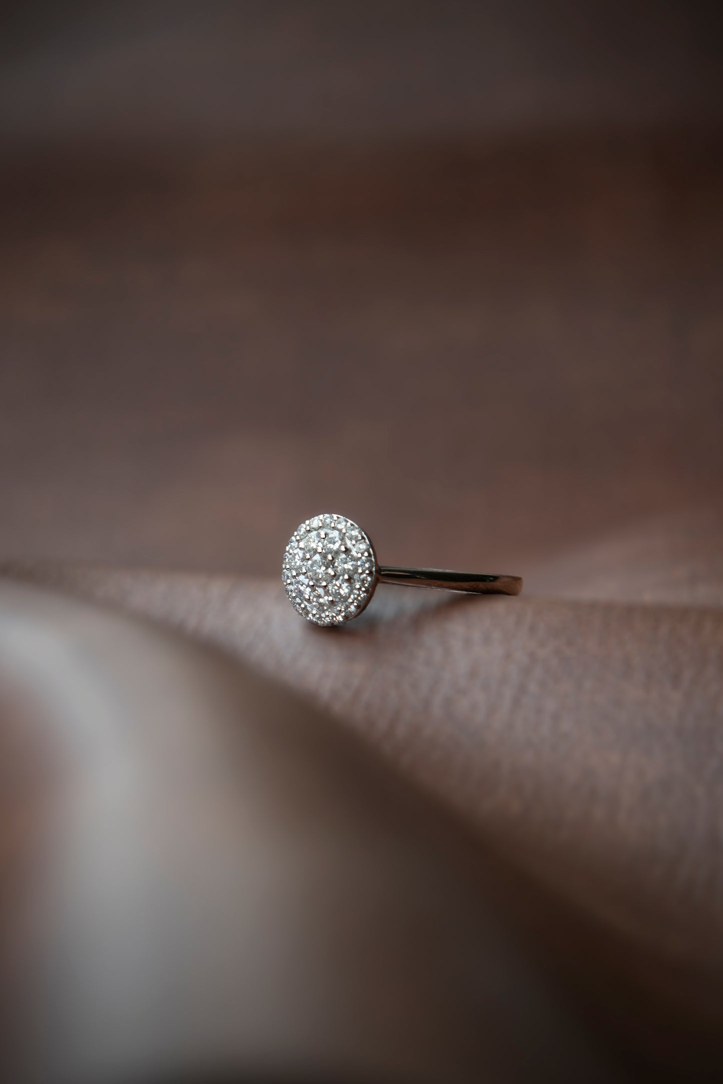 Anillo modelo halo, oro blanco con baño de rodio y brillantes