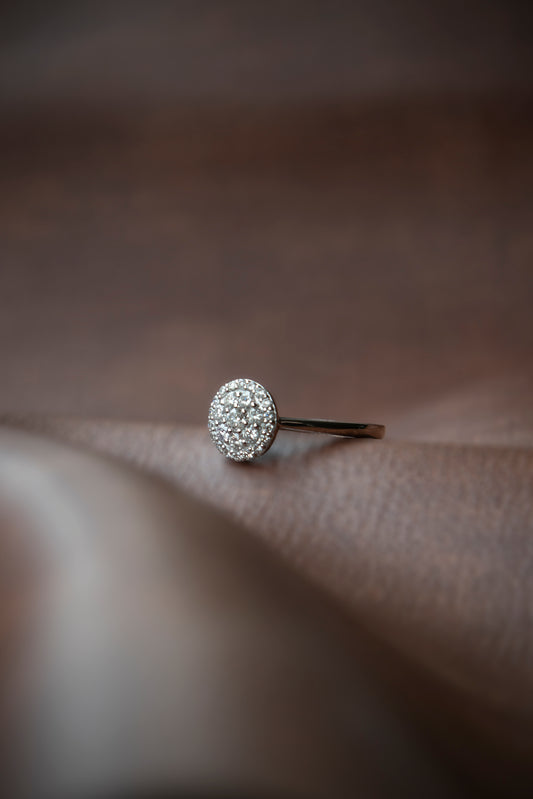 Anillo modelo halo, oro blanco con baño de rodio y brillantes