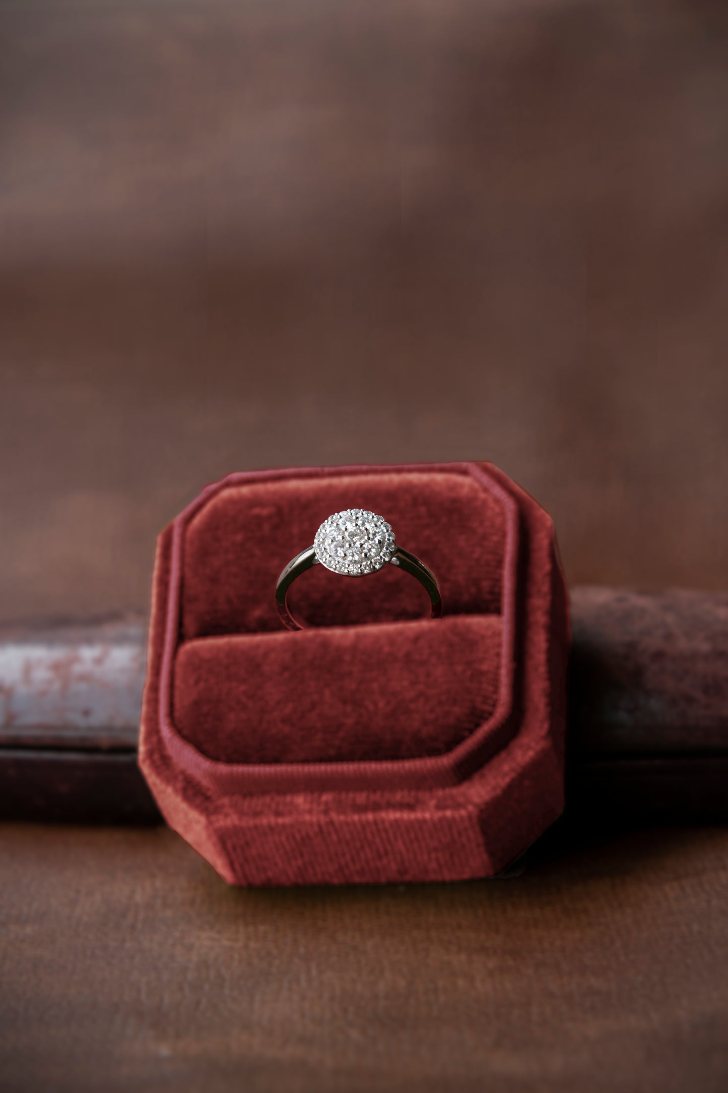 Anillo modelo halo, oro blanco con baño de rodio y brillantes