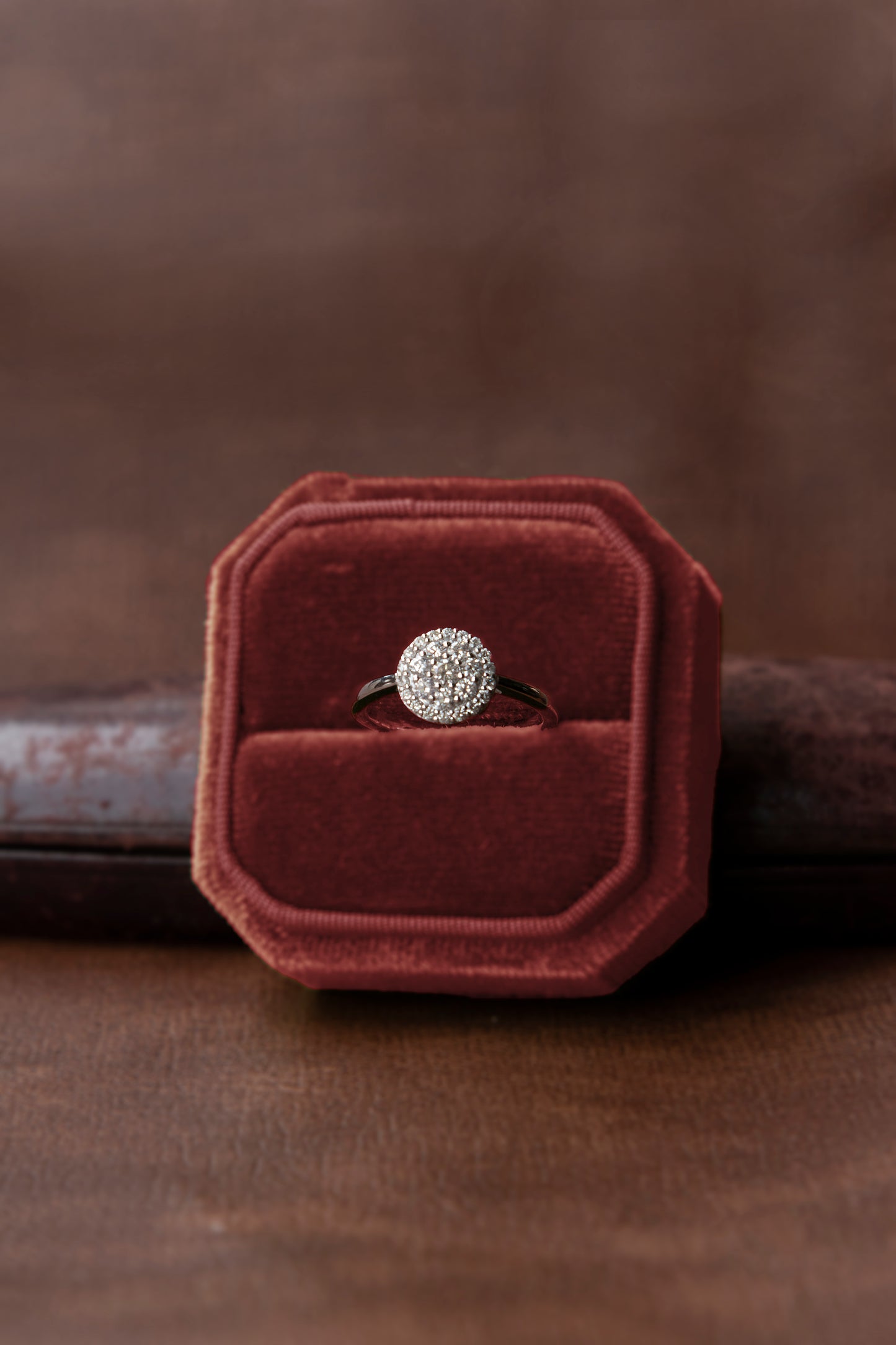 Anillo modelo halo, oro blanco con baño de rodio y brillantes