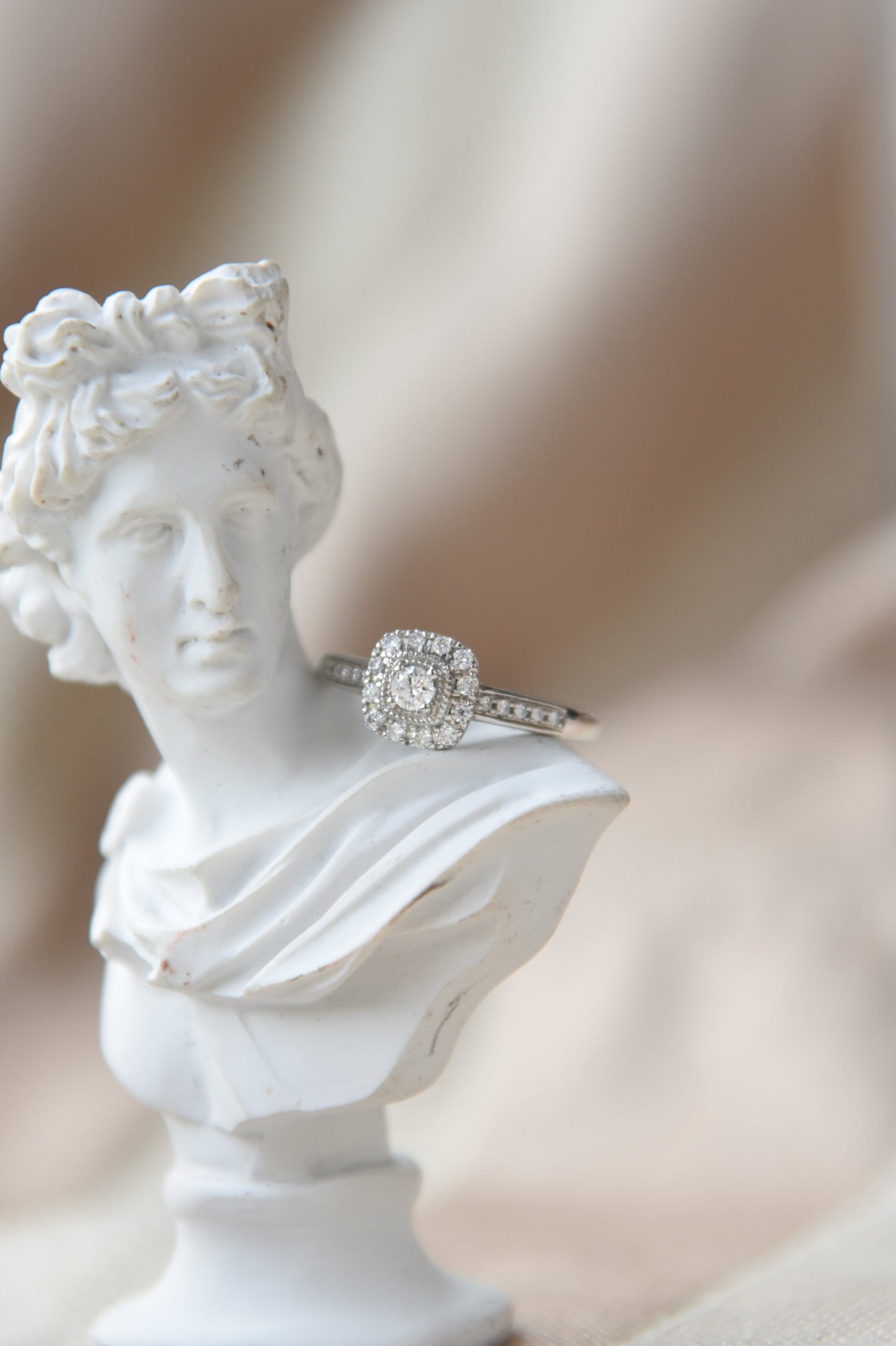 Anillo modelo halo cuadrado, oro blanco con baño de rodio y brillantes