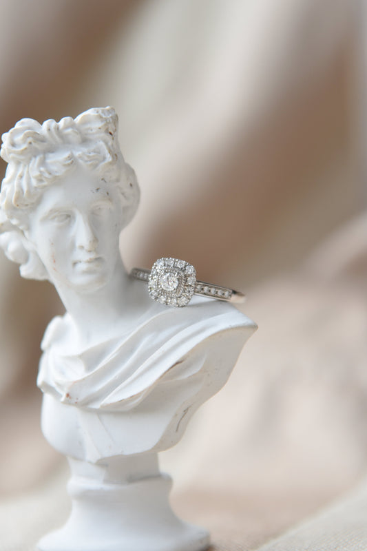 Anillo modelo halo cuadrado, oro blanco con baño de rodio y brillantes