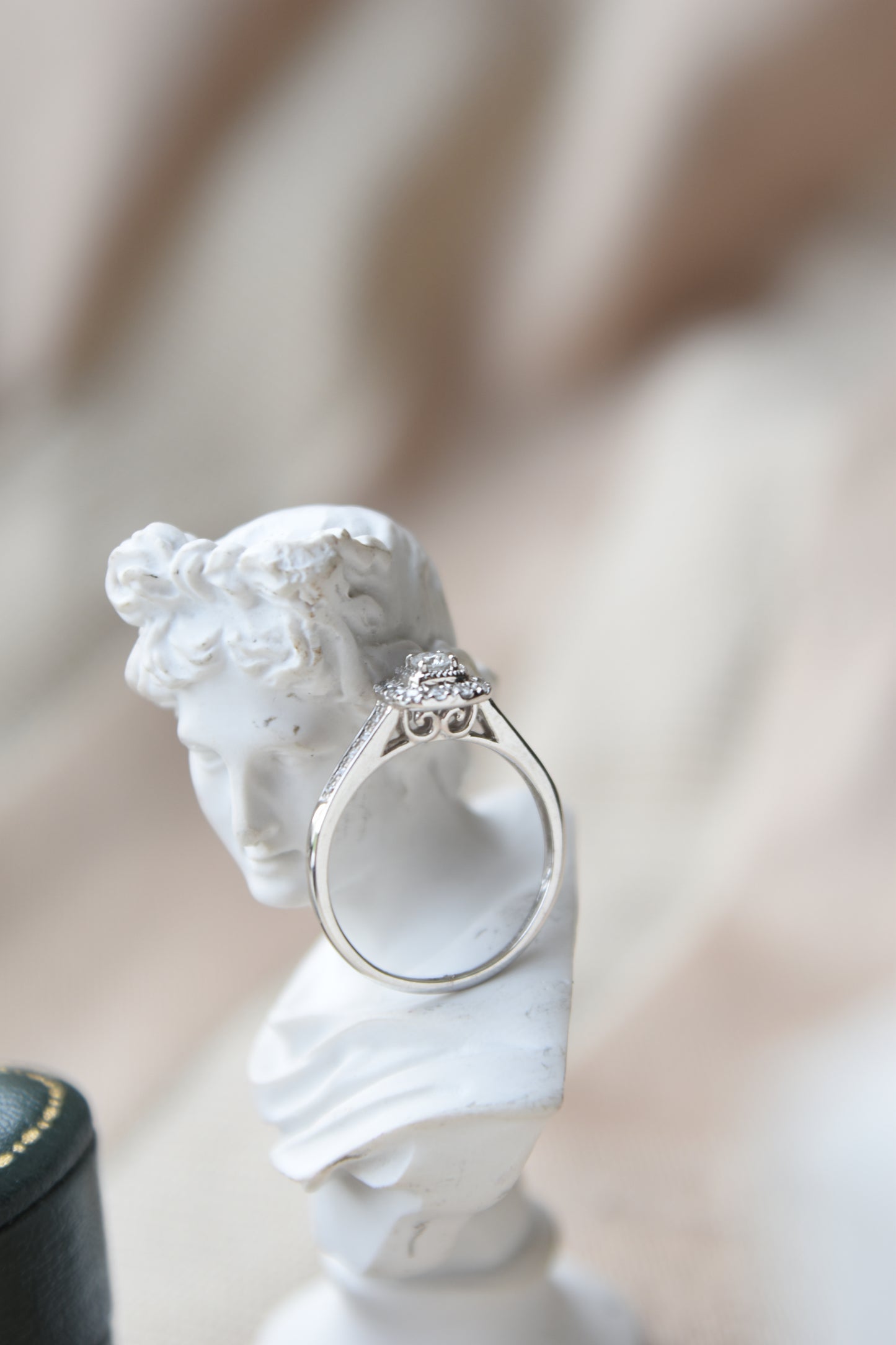 Anillo modelo halo cuadrado, oro blanco con baño de rodio y brillantes