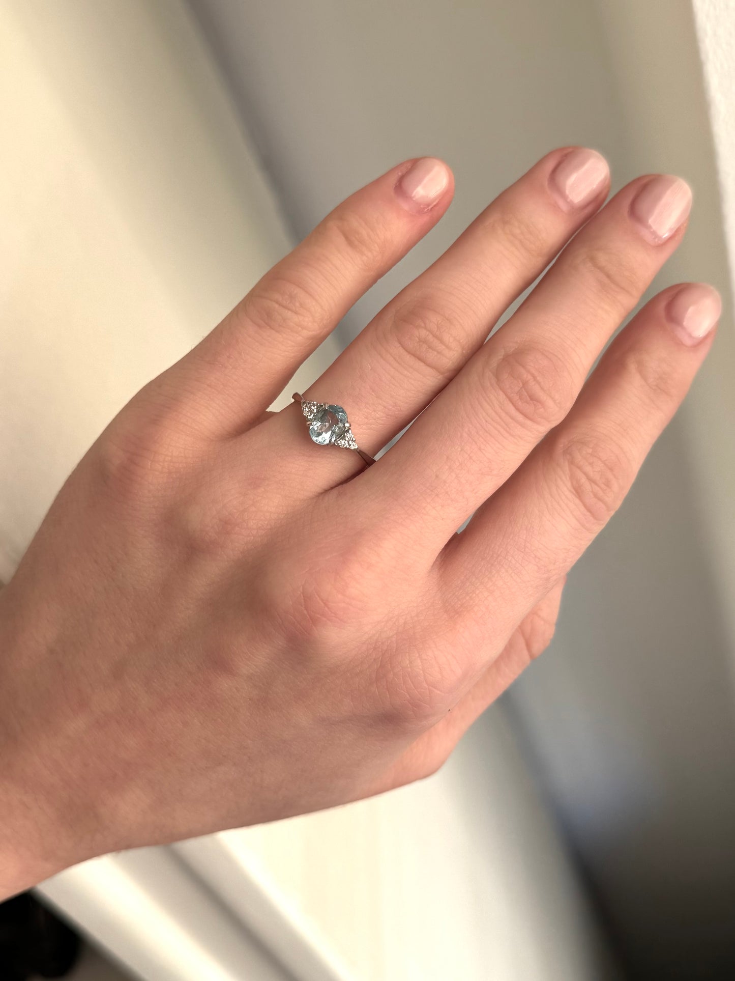 Anillo oro blanco, aguamarina y brillantes