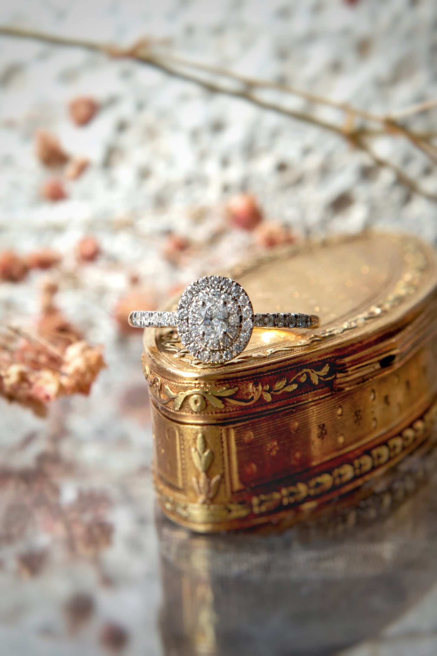 Anillo modelo halo oval, metal oro amarillo y brillantes