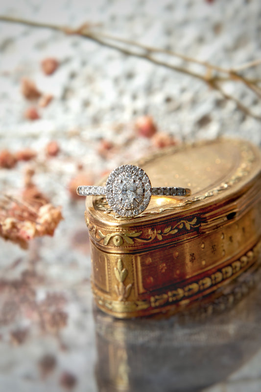 Anillo modelo halo oval, metal oro amarillo y brillantes