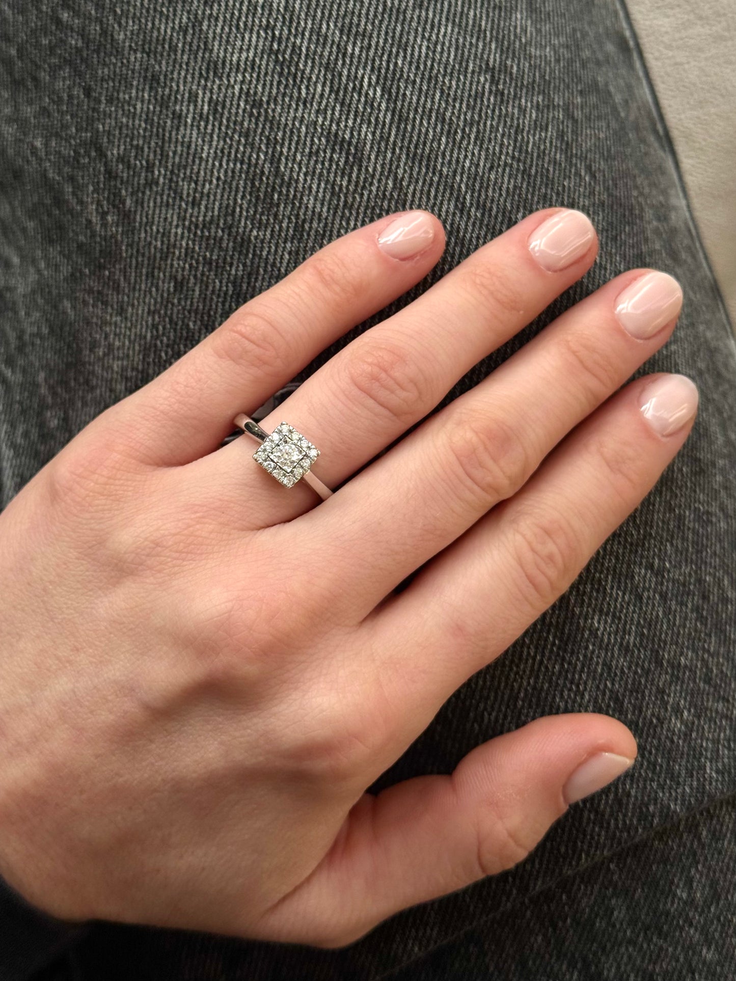 Anillo modelo halo cuadrado, oro blanco y brillantes