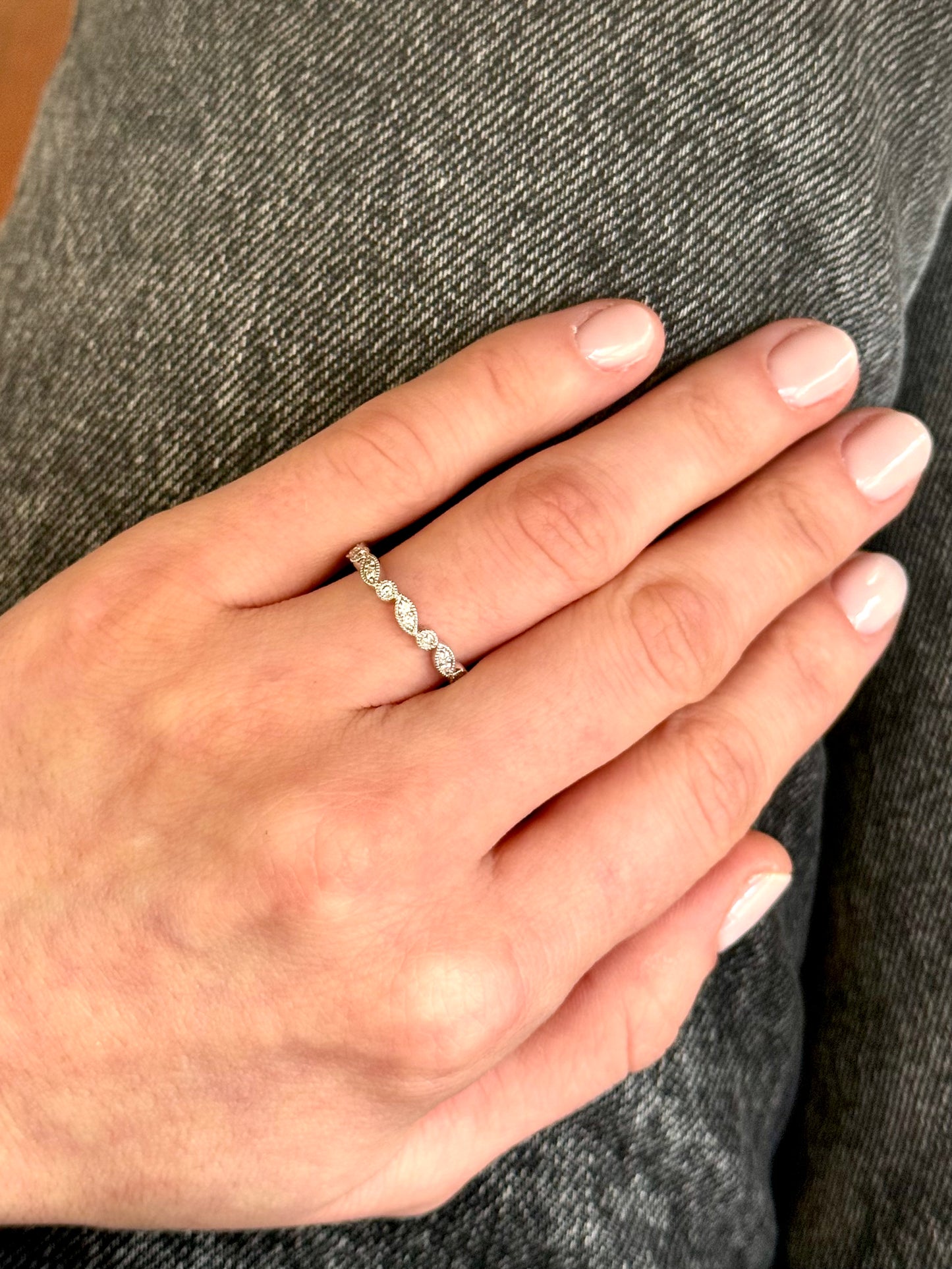 Anillo medio cintillo, oro blanco con baño de rodio y brillantes