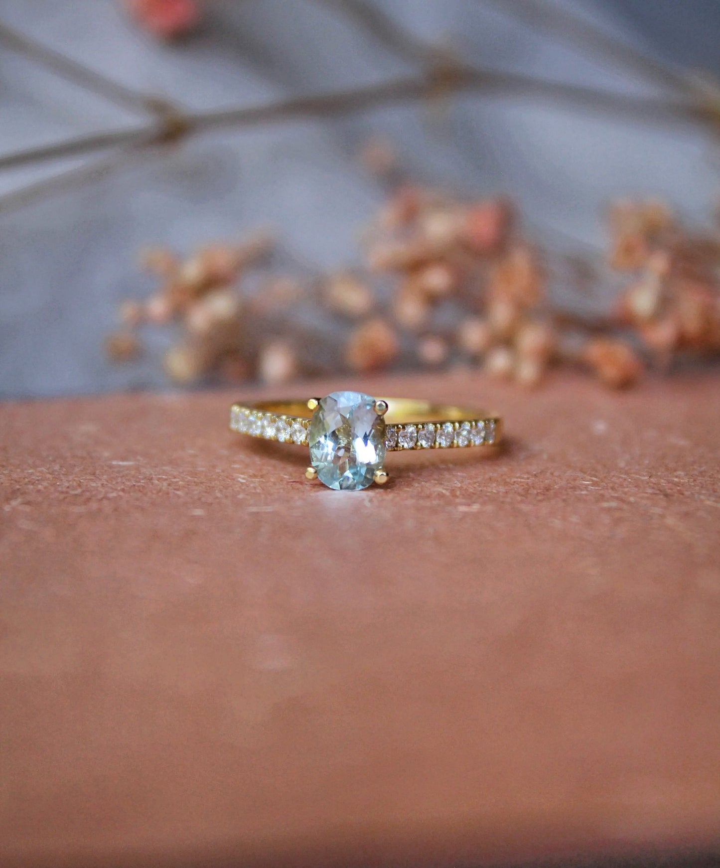 Anillo oro amarillo, aguamarina y brillantes