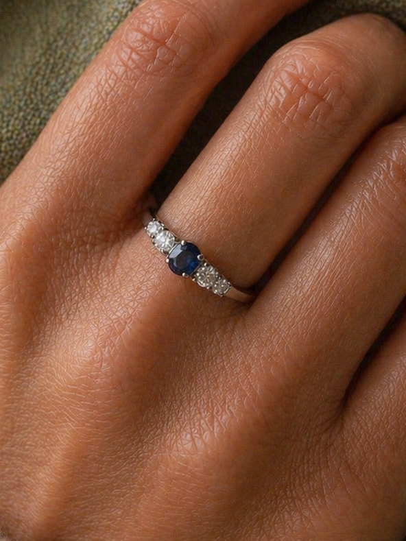 Anillo a pedido, hecho a mano, platino, zafiro y brillantes