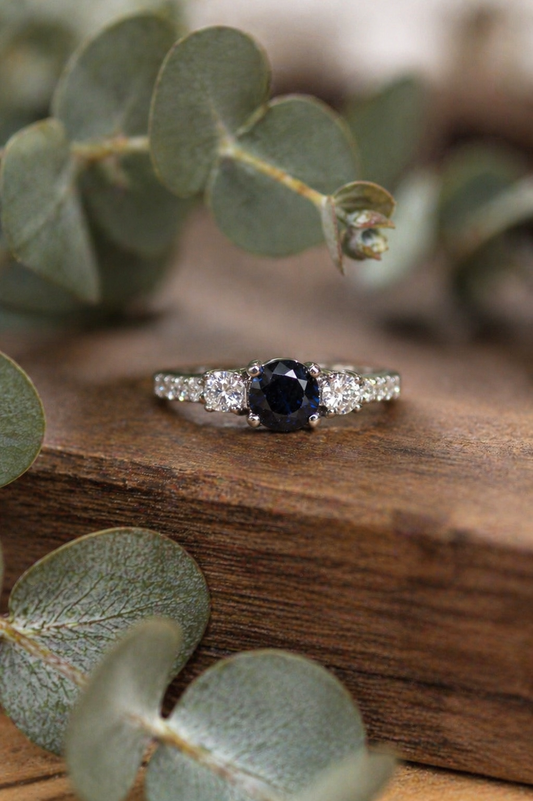 Anillo a pedido, hecho a mano, platino, zafiro y brillantes