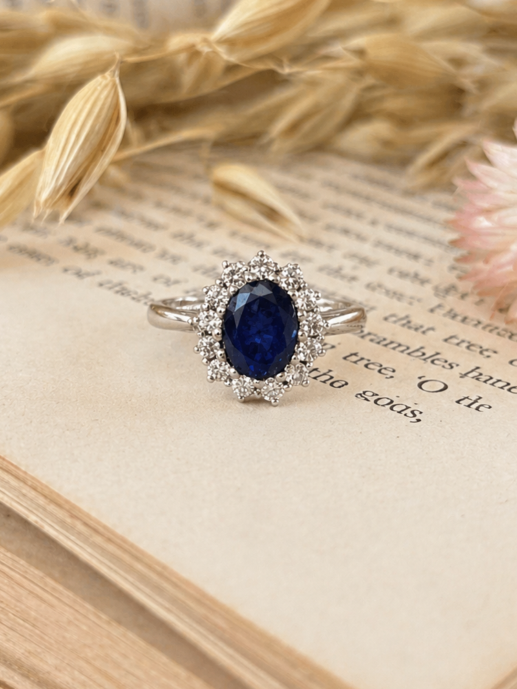 Anillo a pedido, hecho a mano, platino, zafiro y brillantes