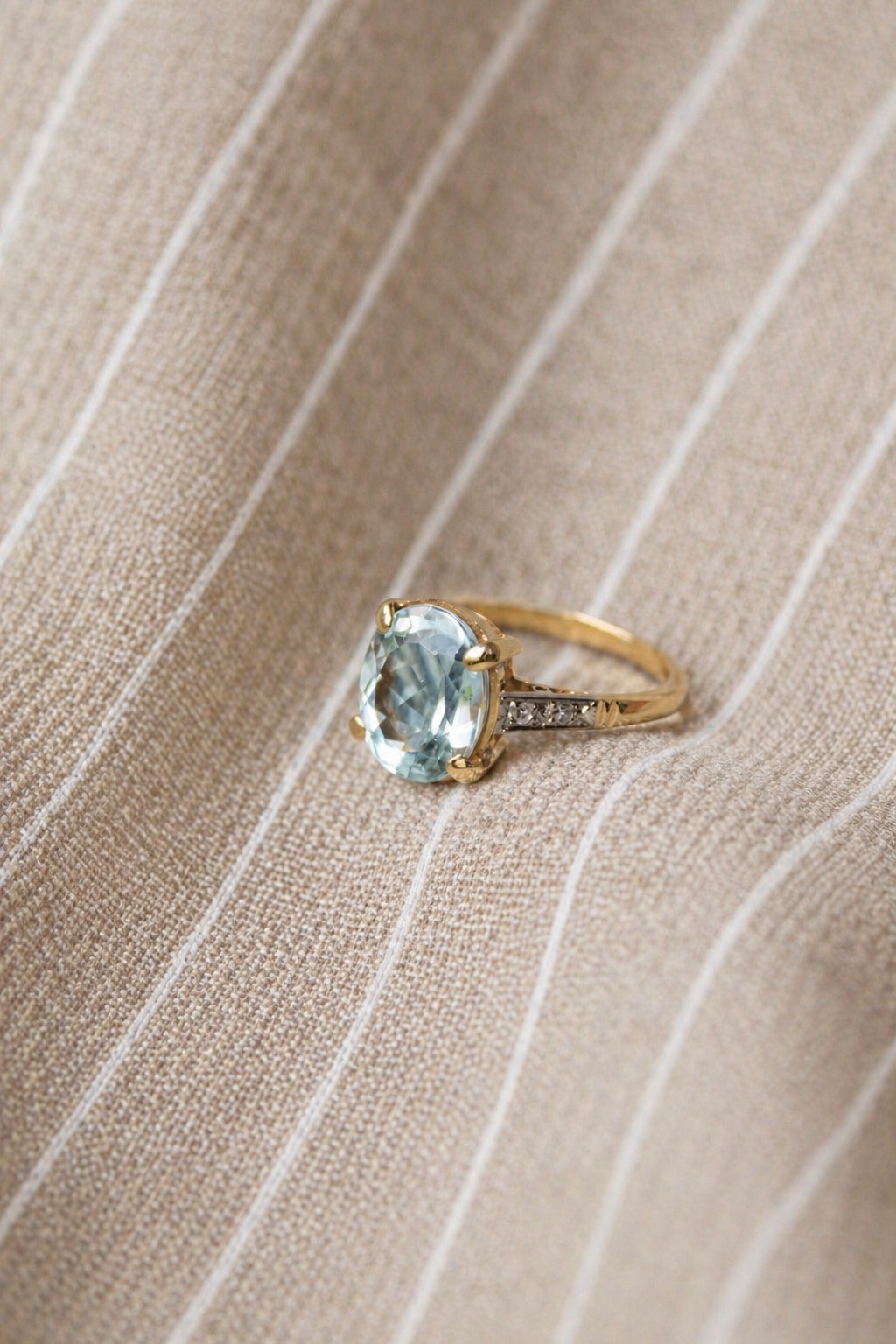 Anillo a pedido, hecho a mano, oro amarillo, platino y aguamarina