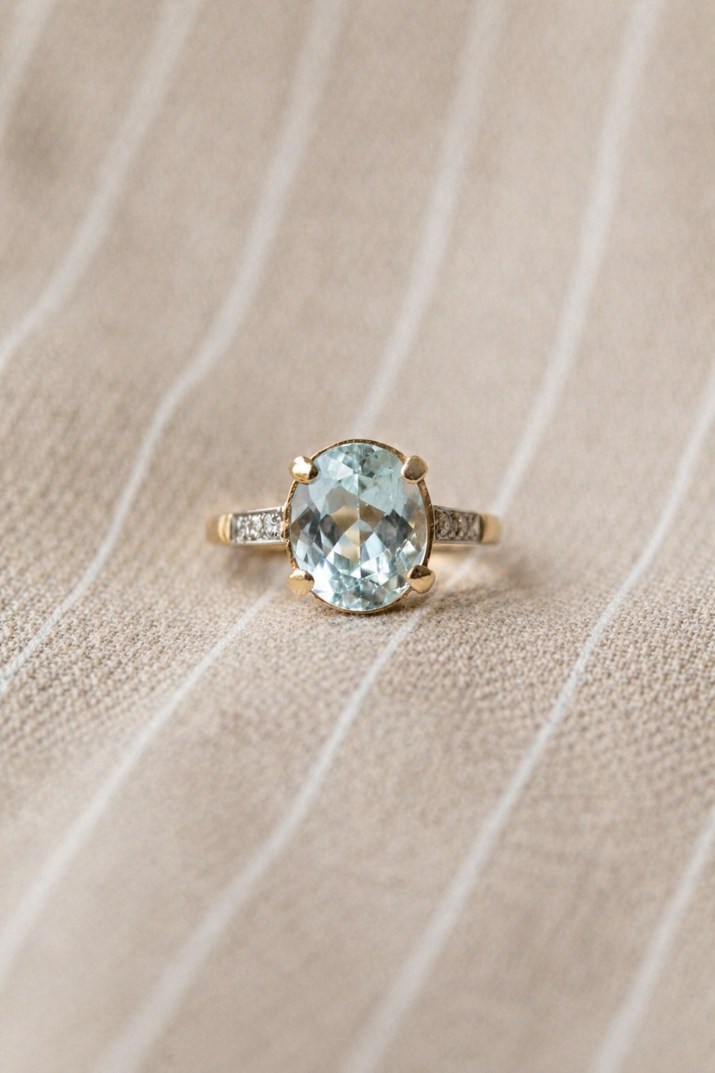Anillo a pedido, hecho a mano, oro amarillo, platino y aguamarina