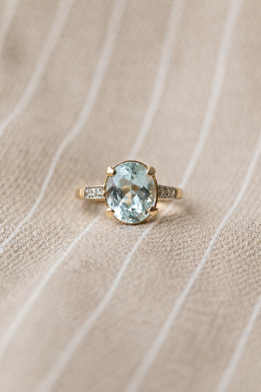 Anillo a pedido, hecho a mano, oro amarillo, platino y aguamarina