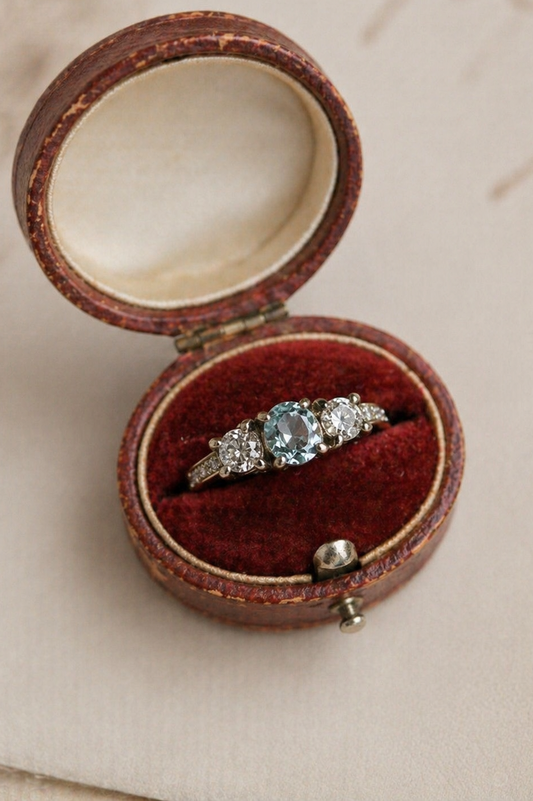 Anillo a pedido, hecho a mano, metal platino. Aguamarina central y brillantes