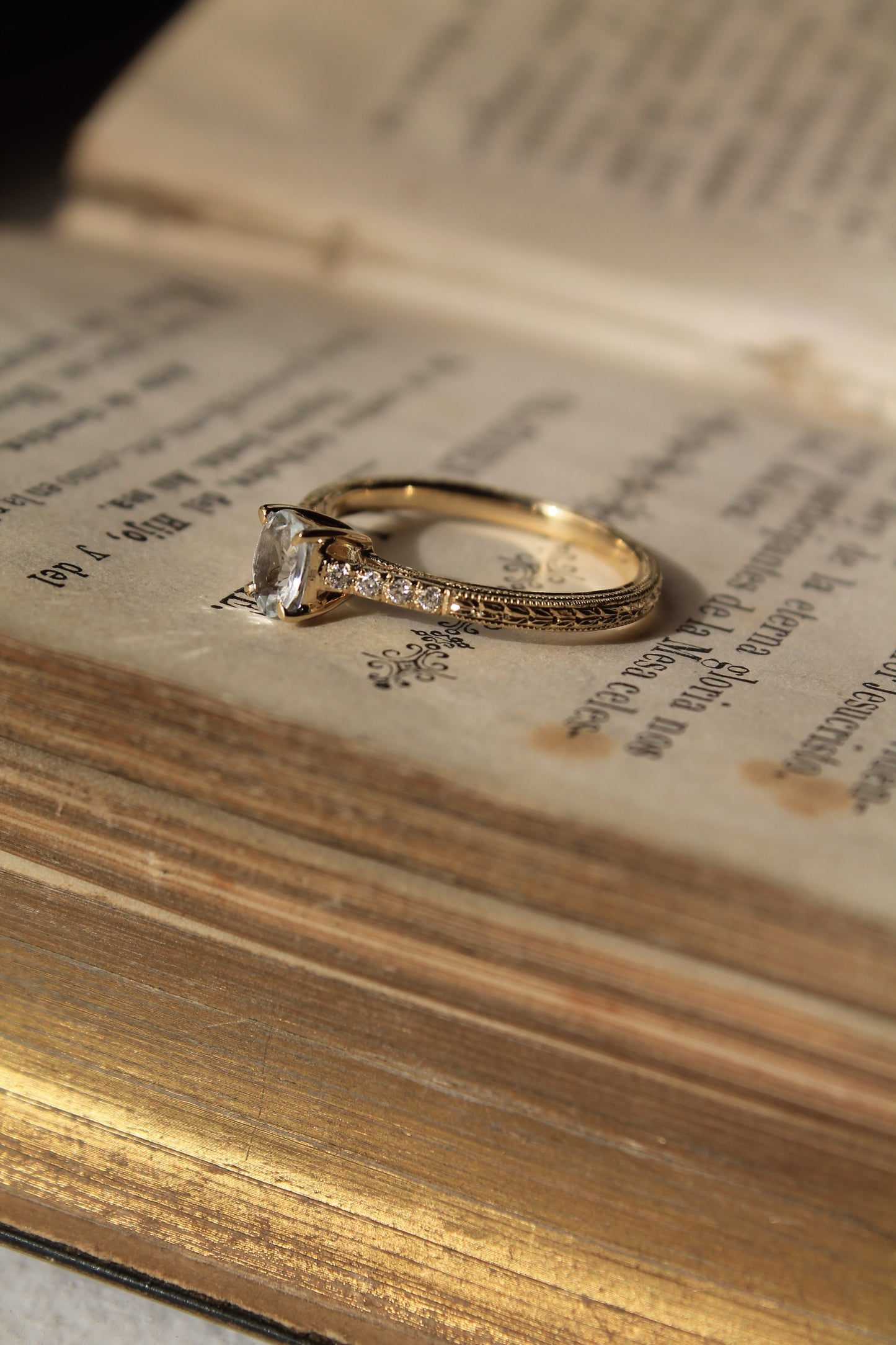 Anillo oro amarillo, aguamarina y brillantes