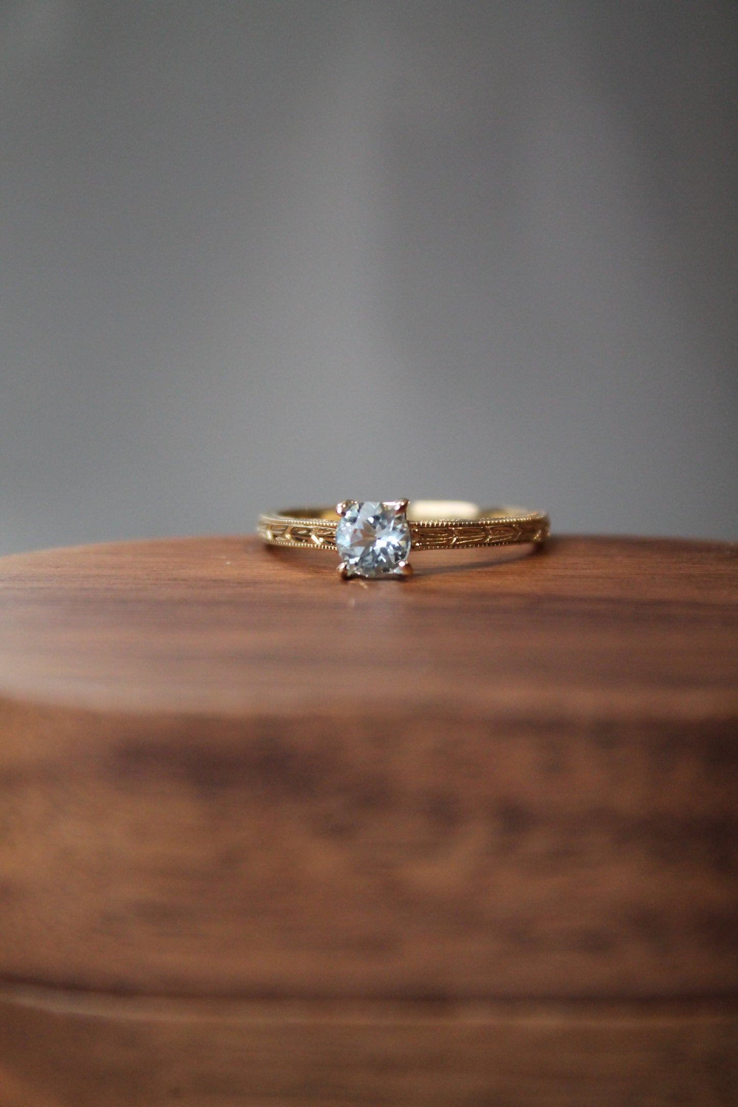 Anillo oro amarillo y aguamarina
