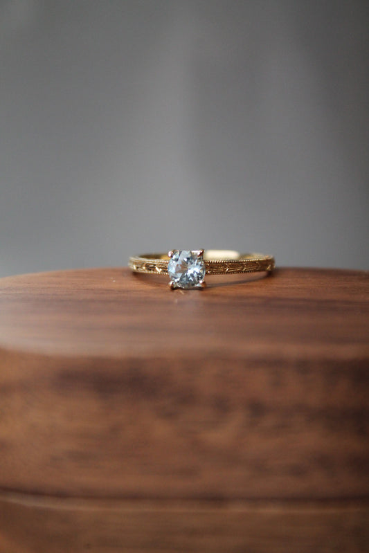Anillo oro amarillo y aguamarina