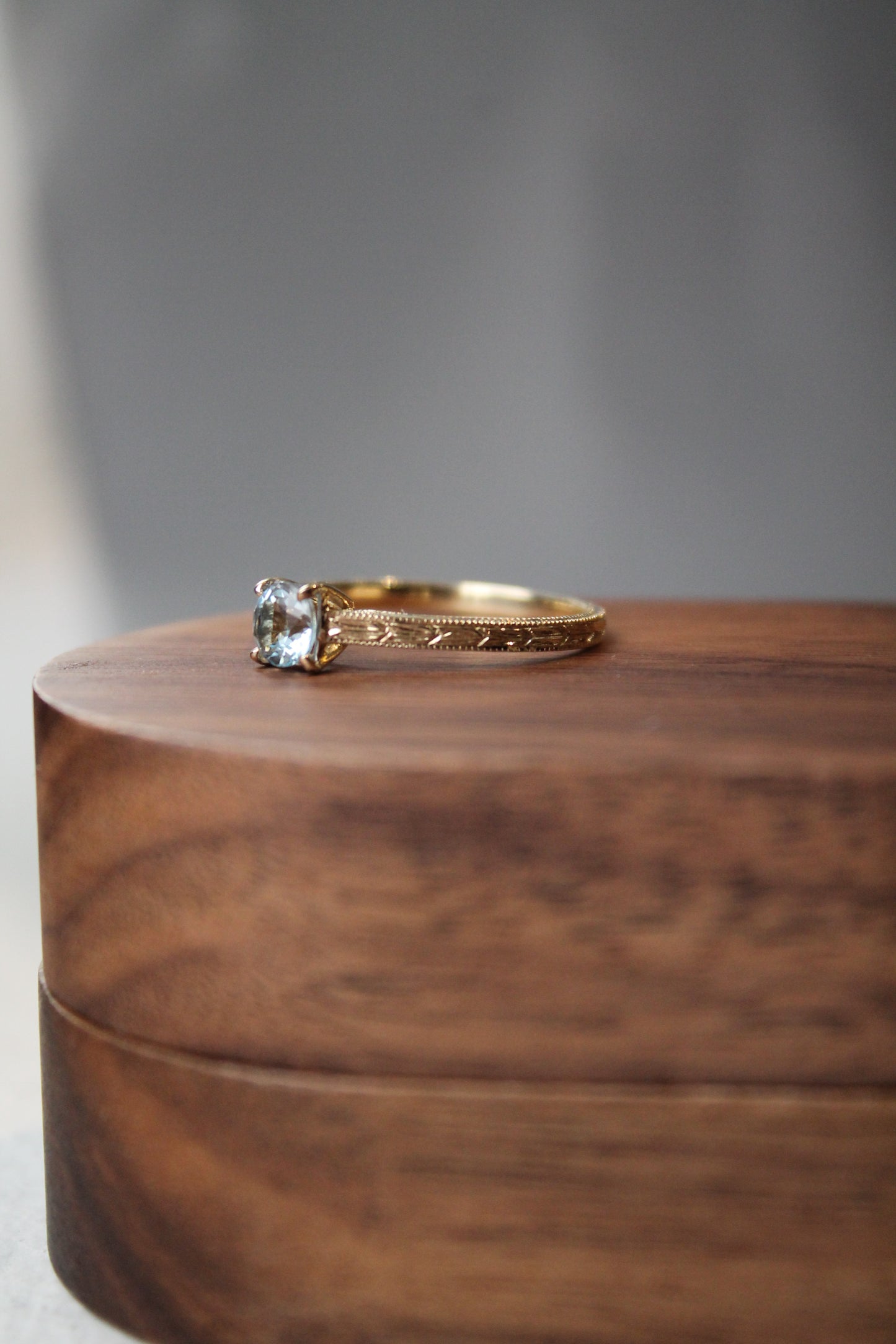 Anillo oro amarillo y aguamarina